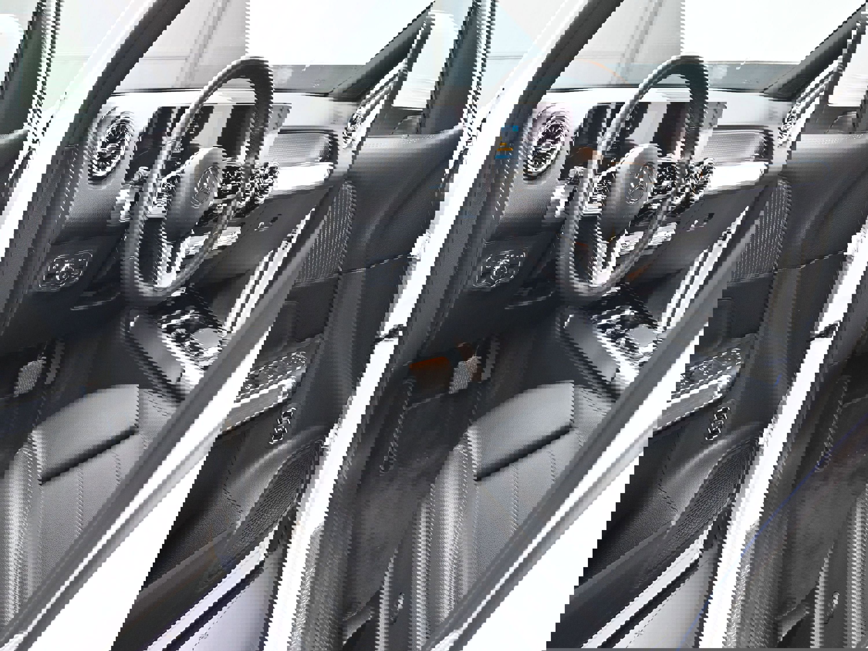 Used 2021 Mercedes-Benz GLB 250 4MATIC image 9