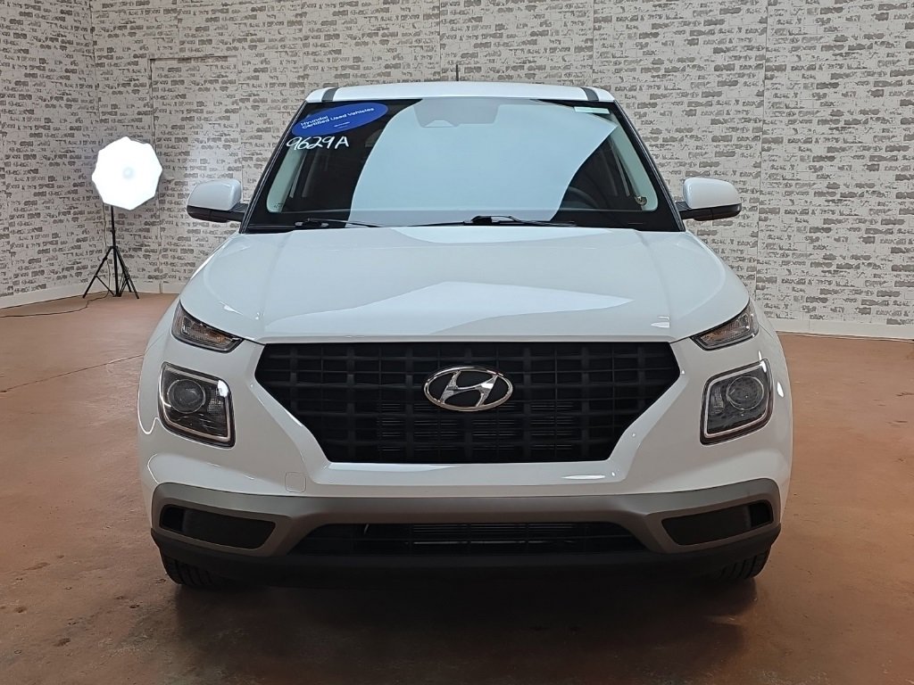 Certified 2025 Hyundai Venue SE image 2