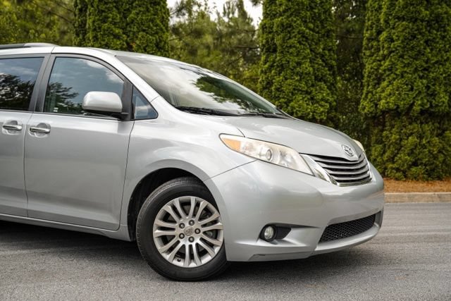 Used 2015 Toyota Sienna XLE w/ XLE Navigation Package FWD image 7