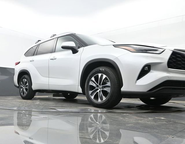 Used 2022 Toyota Highlander XLE image 27
