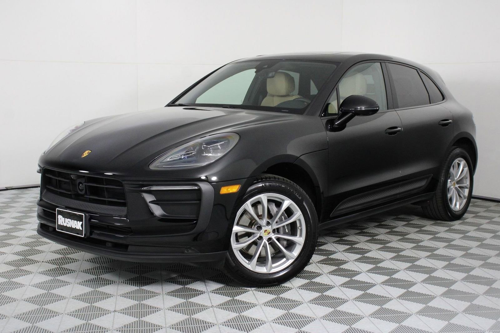 Certified 2025 Porsche Macan AWD/4WD image 1