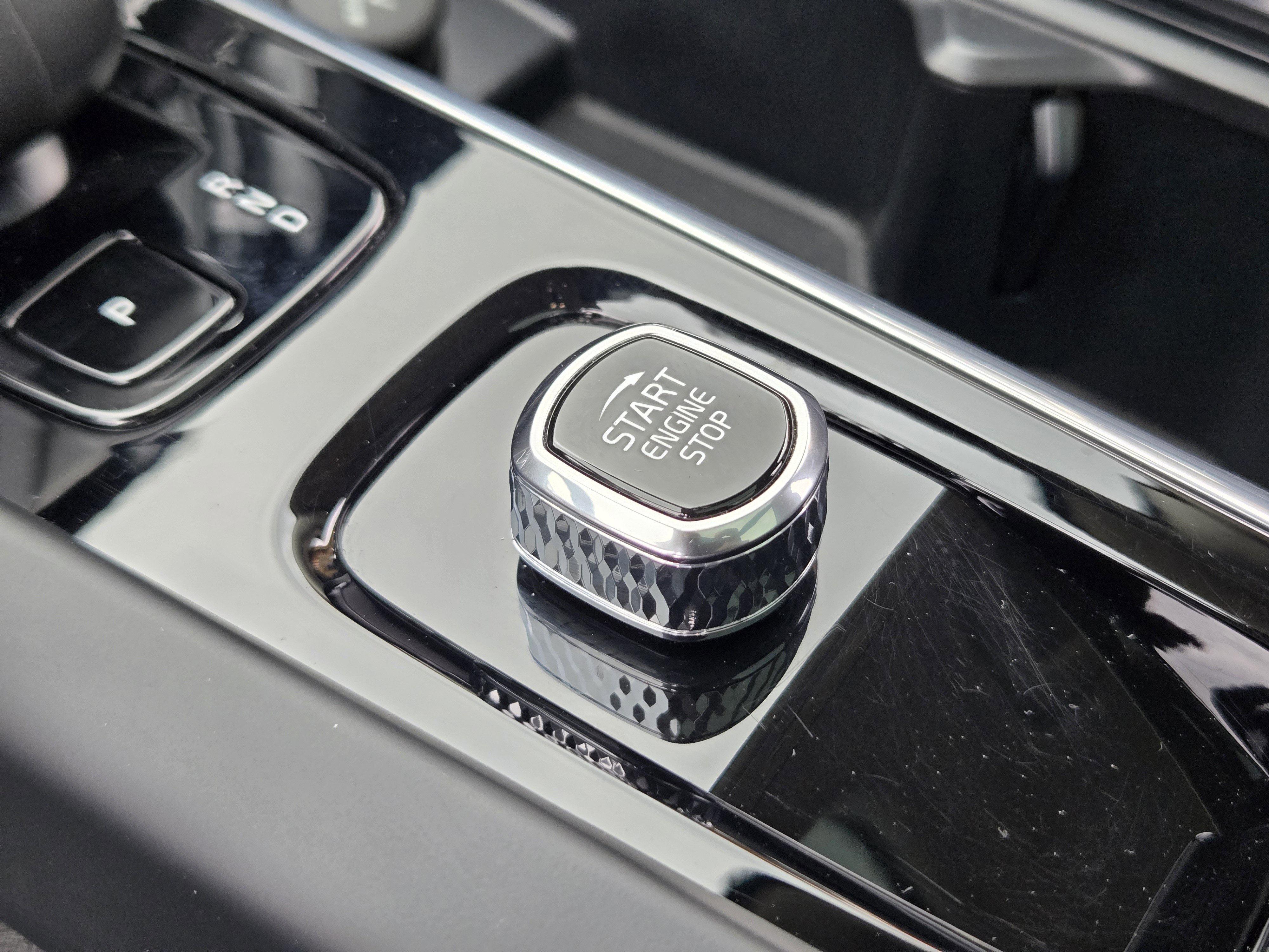 Used 2025 Volvo XC60 B5 Plus image 31