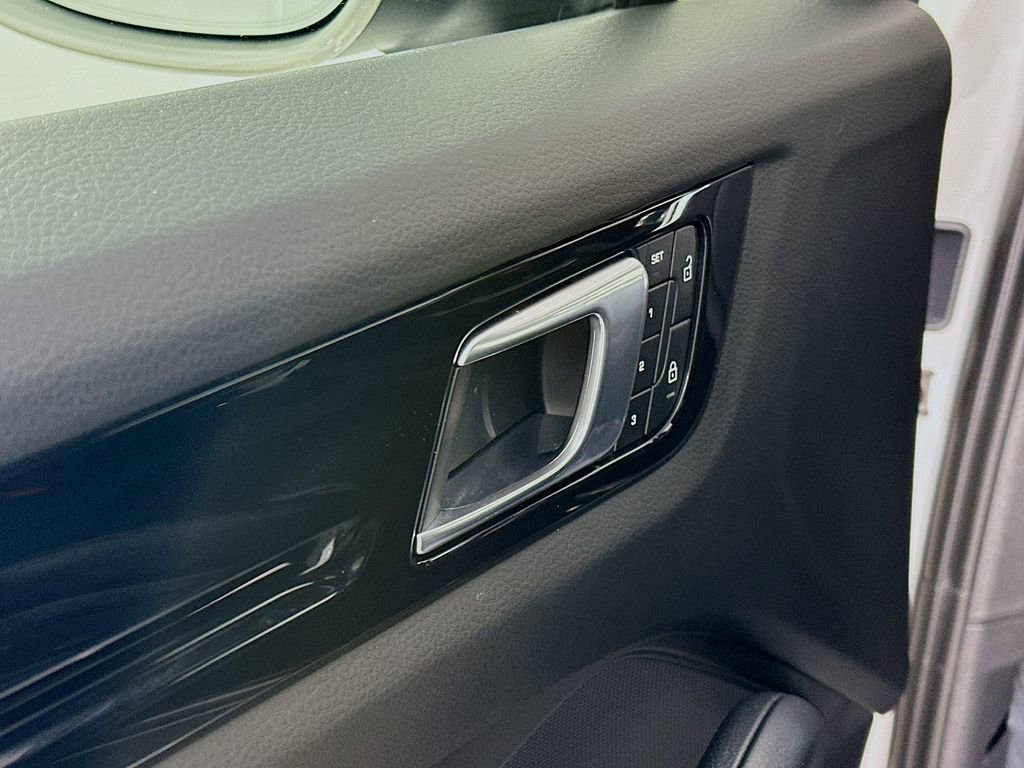 Certified 2023 Porsche Cayenne Platinum Edition image 19