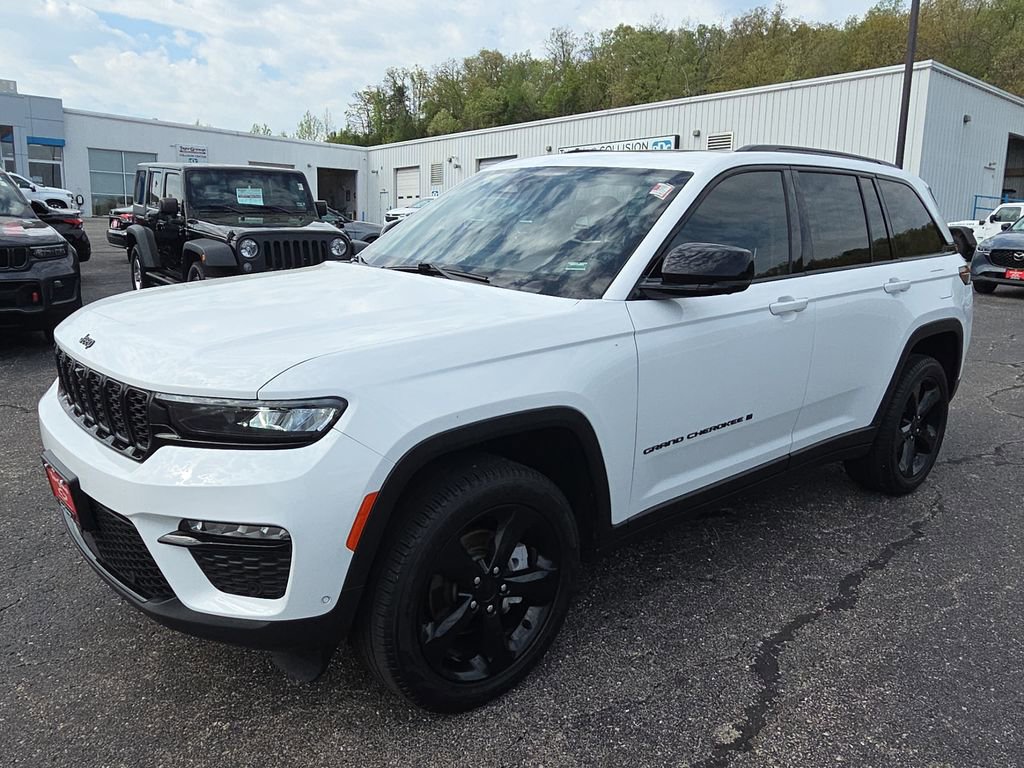 Used 2024 Jeep Grand Cherokee Limited w/ Luxury Tech Group II image 4