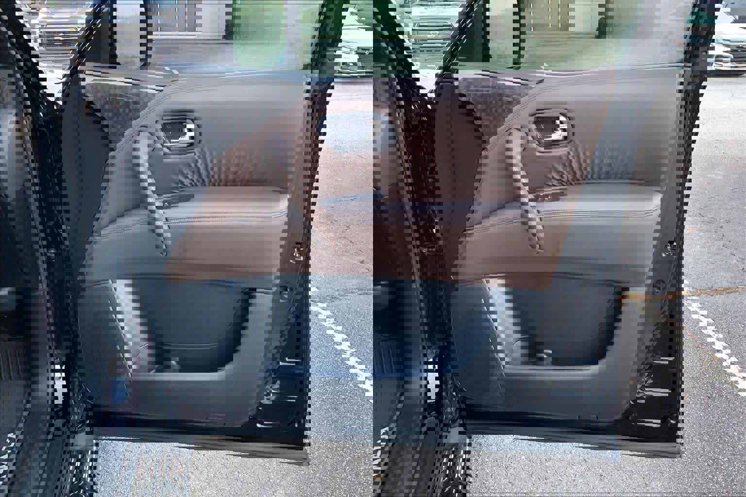 Used 2022 Nissan Armada Platinum w/ Captain's Chairs Package image 22