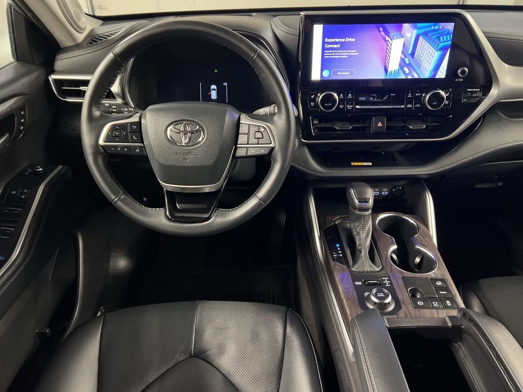 Used 2024 Toyota Highlander Platinum image 8
