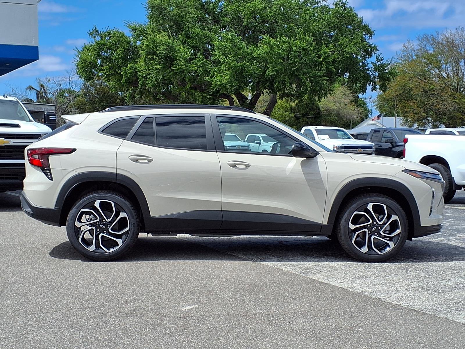 New 2026 Chevrolet Trax RS w/ Sunroof Package FWD image 3