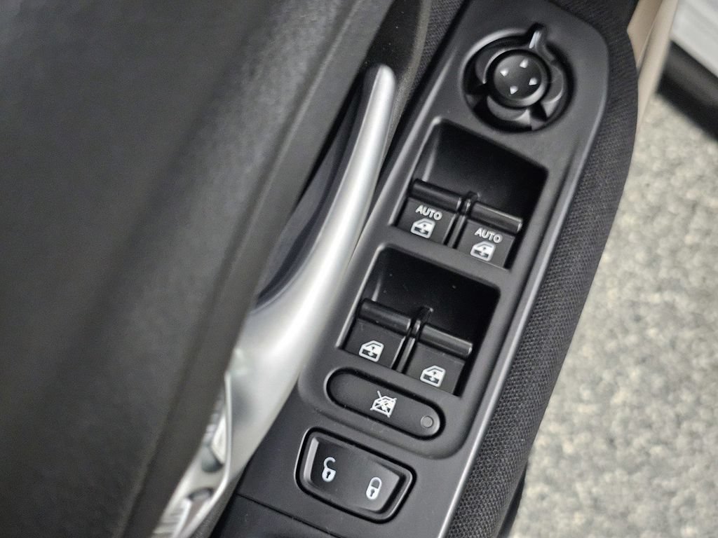 Used 2015 Jeep Renegade Latitude AWD/4WD image 29
