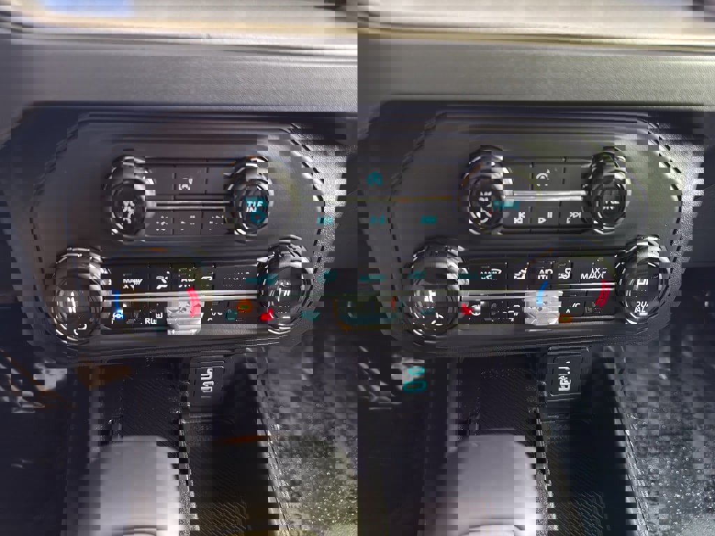 New 2025 Ford Bronco Outer Banks w/ Black Appearance Package image 29