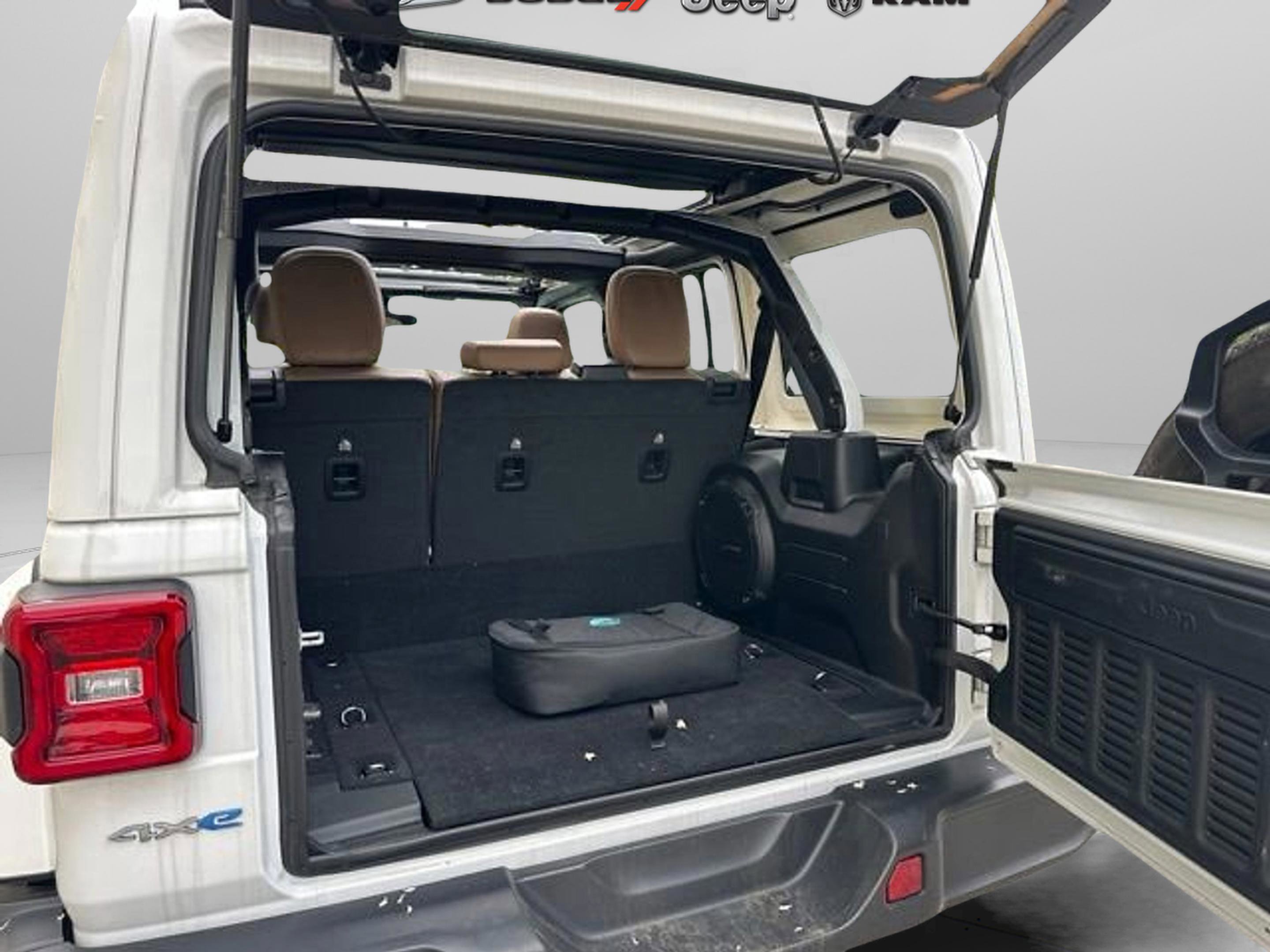 Used 2023 Jeep Wrangler Unlimited Sahara w/ Cold Weather Group AWD/4WD image 13