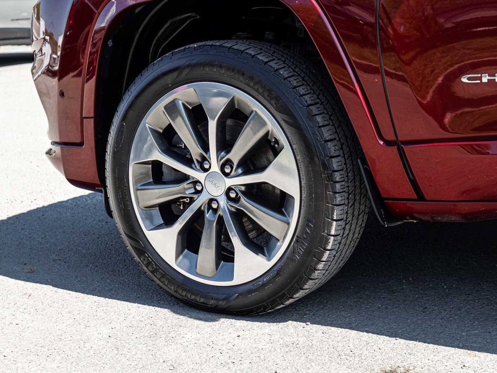 Used 2019 Jeep Cherokee Overland w/ Technology Group AWD/4WD image 7