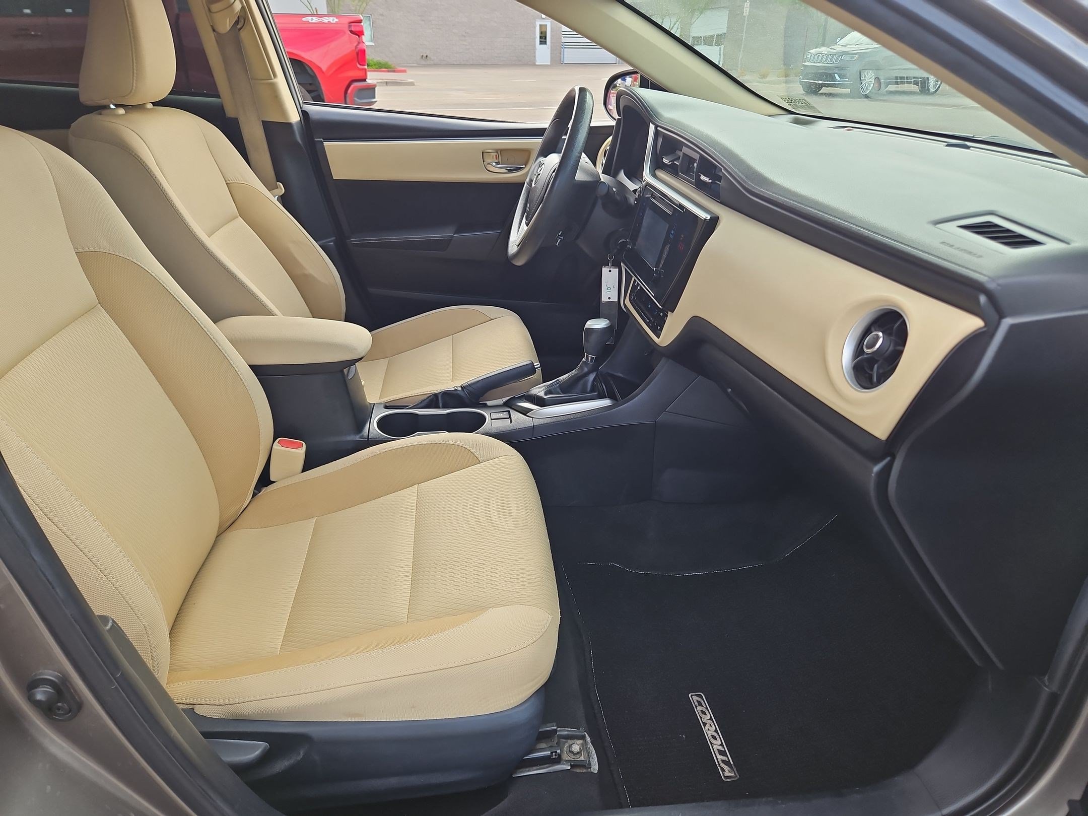 Used 2018 Toyota Corolla LE w/ Carpet Mat Package (TMS) FWD image 27