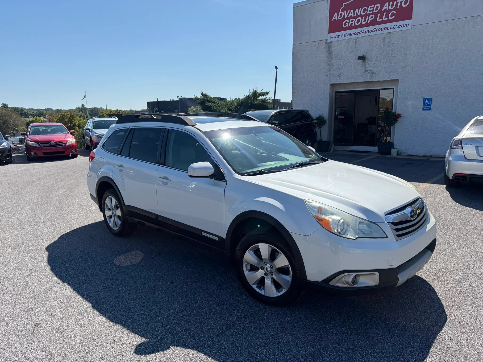 Used 2012 Subaru Outback 3.6R Limited w/ Moonroof Pkg AWD/4WD image 2