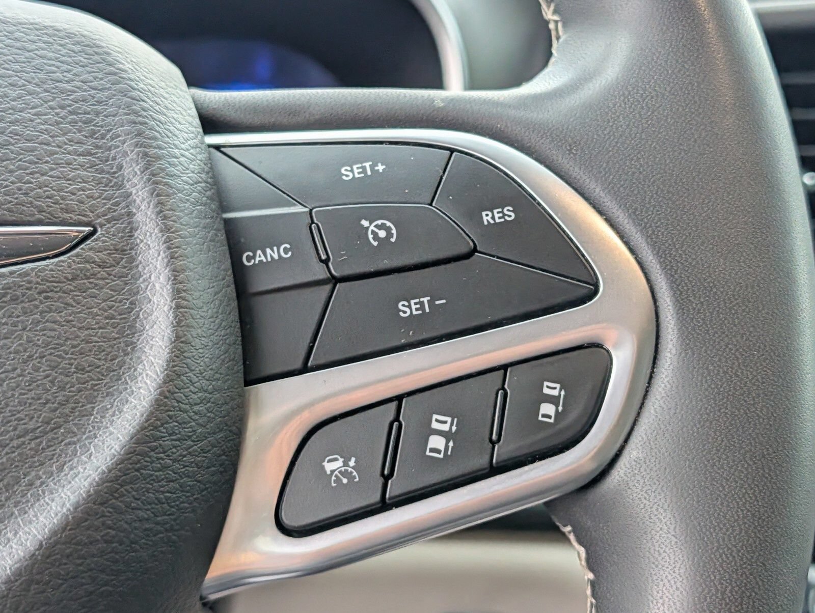 Used 2023 Chrysler Pacifica Touring-L FWD image 30