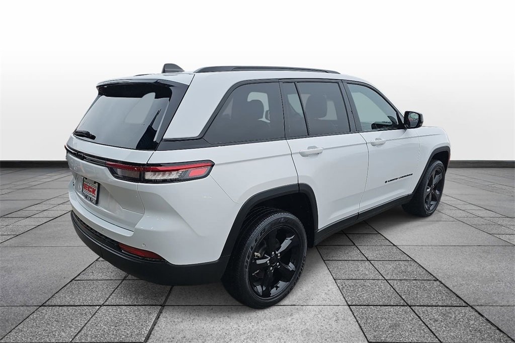Used 2023 Jeep Grand Cherokee Altitude image 5