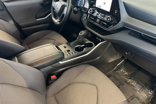 Used 2023 Toyota Highlander LE AWD/4WD image 19