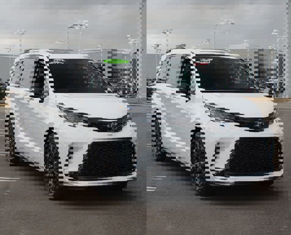 Used 2025 Toyota Sienna XSE w/ XSE Premium Package image 2