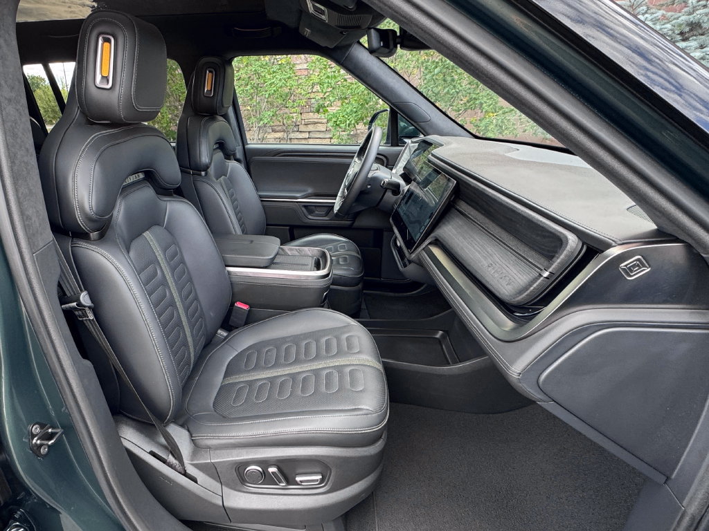 Used 2025 Rivian R1S Adventure Dual AWD/4WD image 42