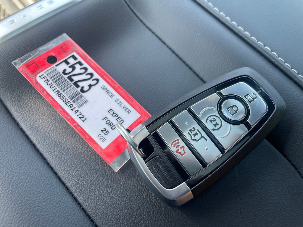 New 2025 Lincoln Corsair Reserve w/ Jet Appearance Package image 24