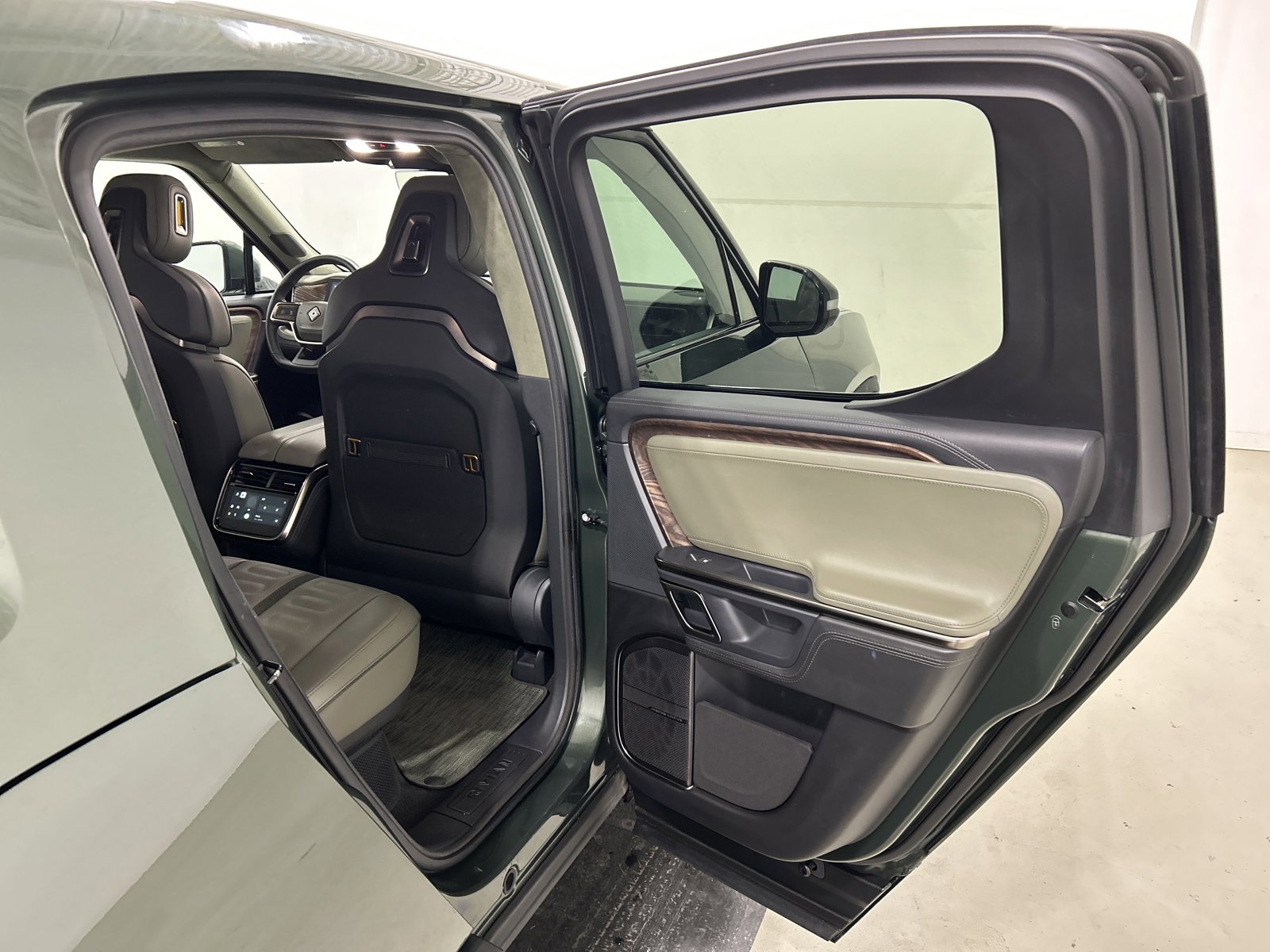 Used 2022 Rivian R1T Adventure image 19
