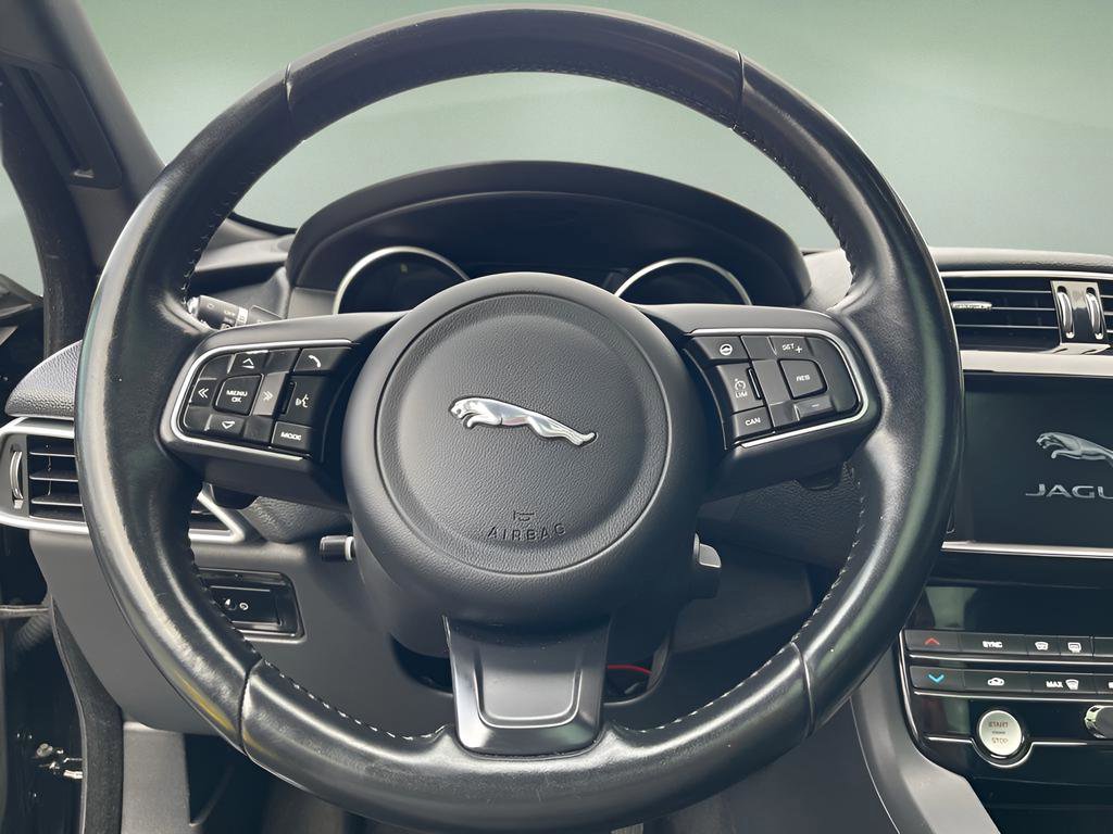 Used 2018 Jaguar F-PACE Premium image 29