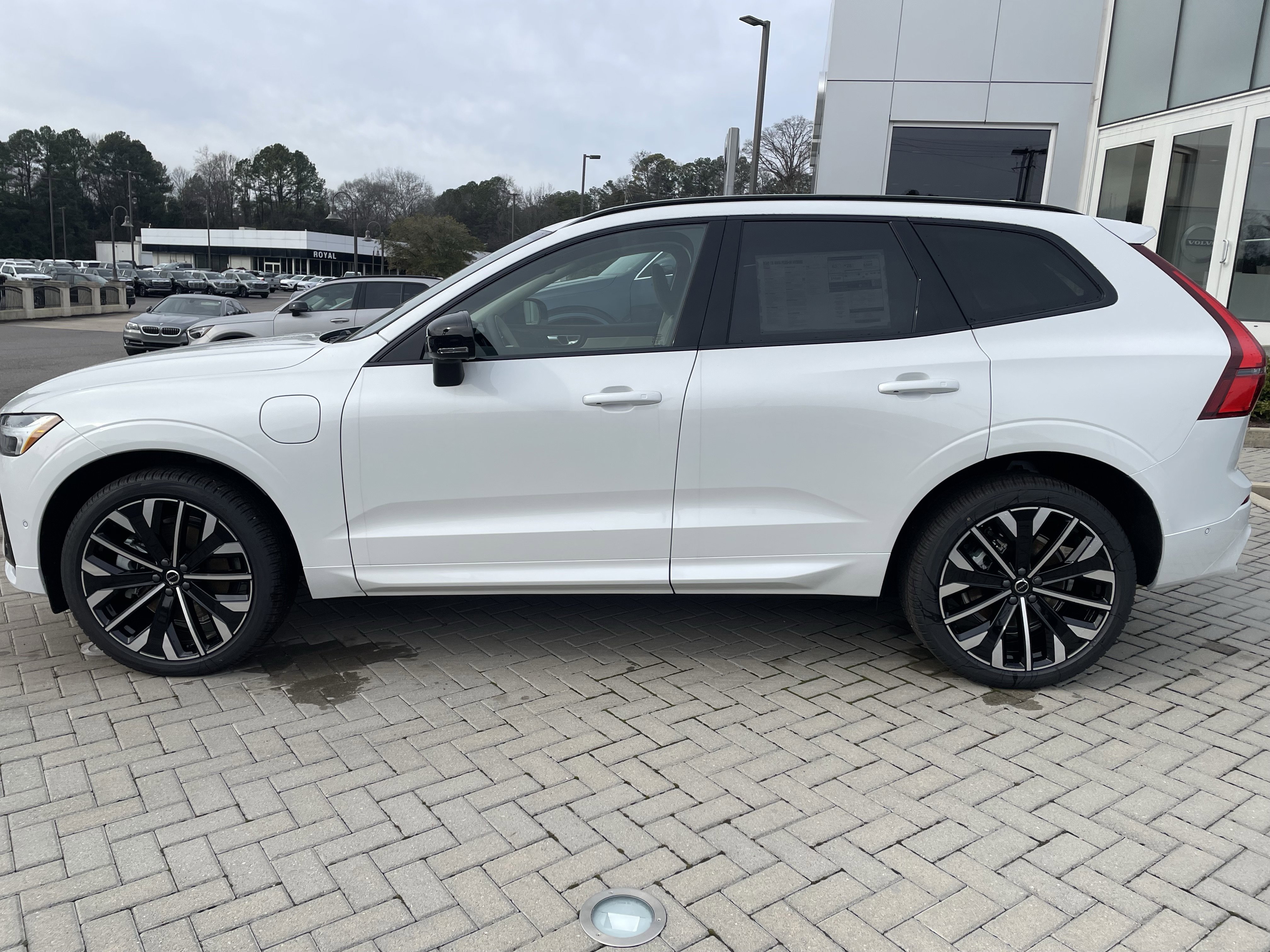 New 2026 Volvo XC60 T8 Ultra w/ Protection Package Premier image 7