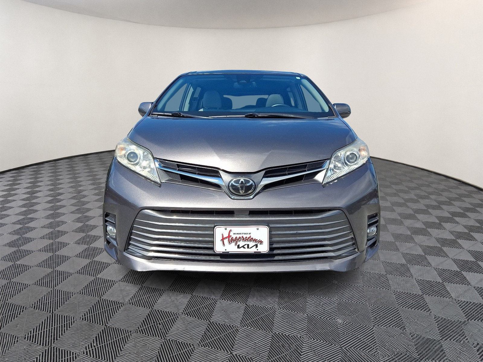 Used 2018 Toyota Sienna XLE w/ XLE Navigation Package FWD image 2