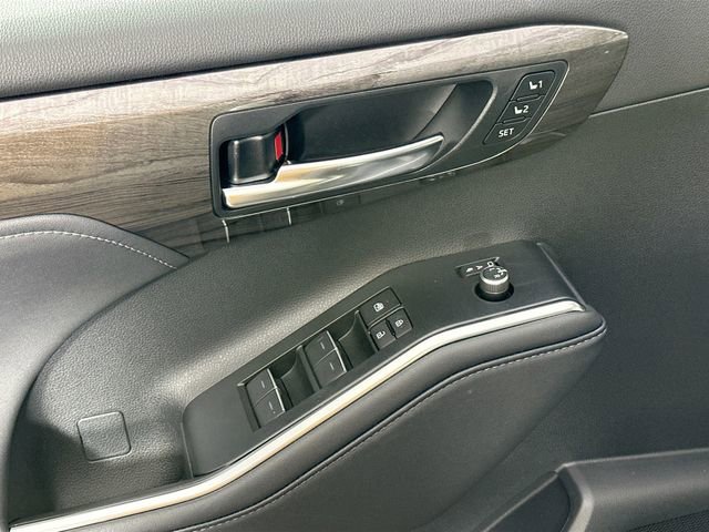 Used 2024 Toyota Highlander Platinum image 25