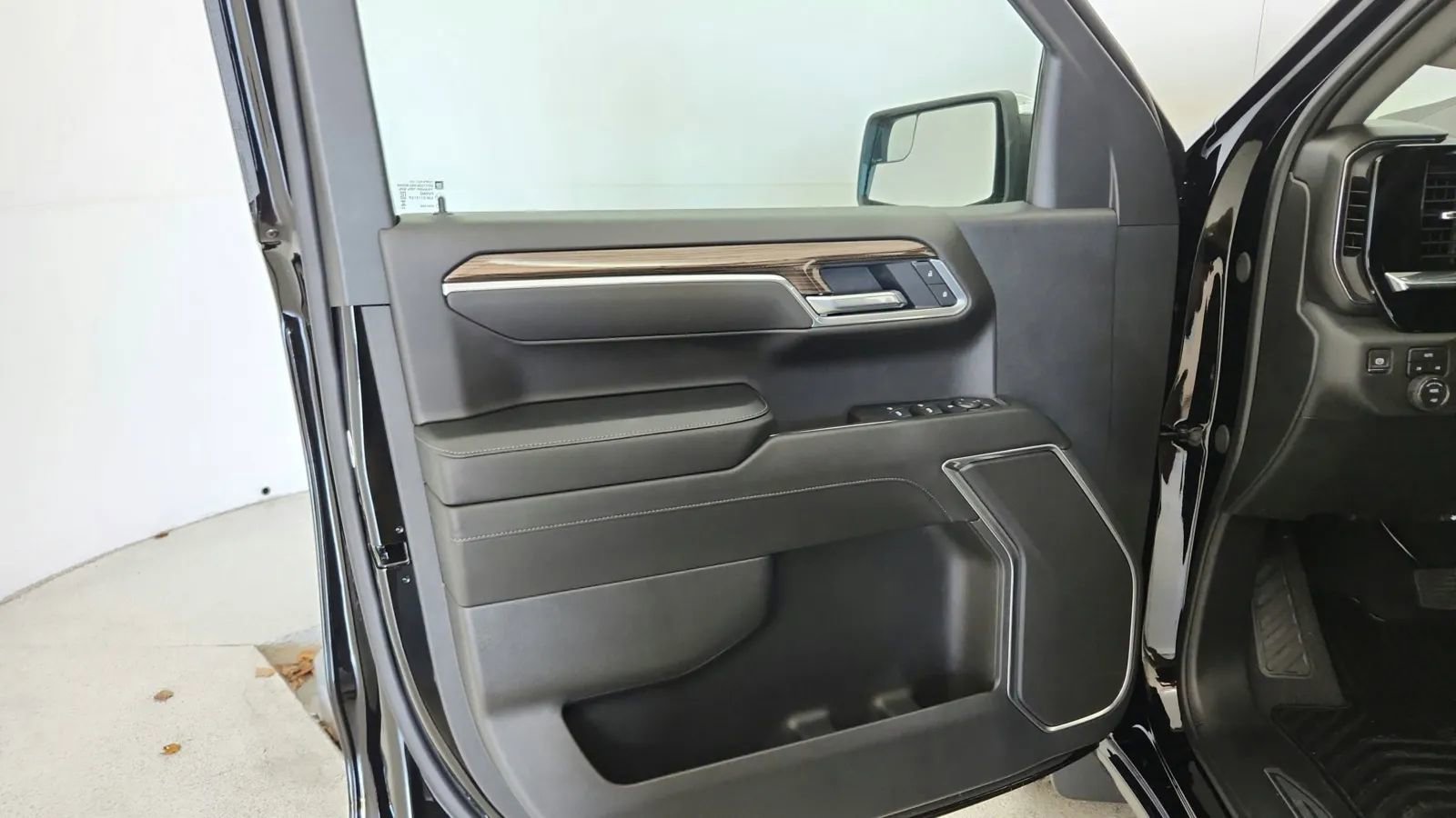 Used 2025 Chevrolet Silverado 1500 LT image 38