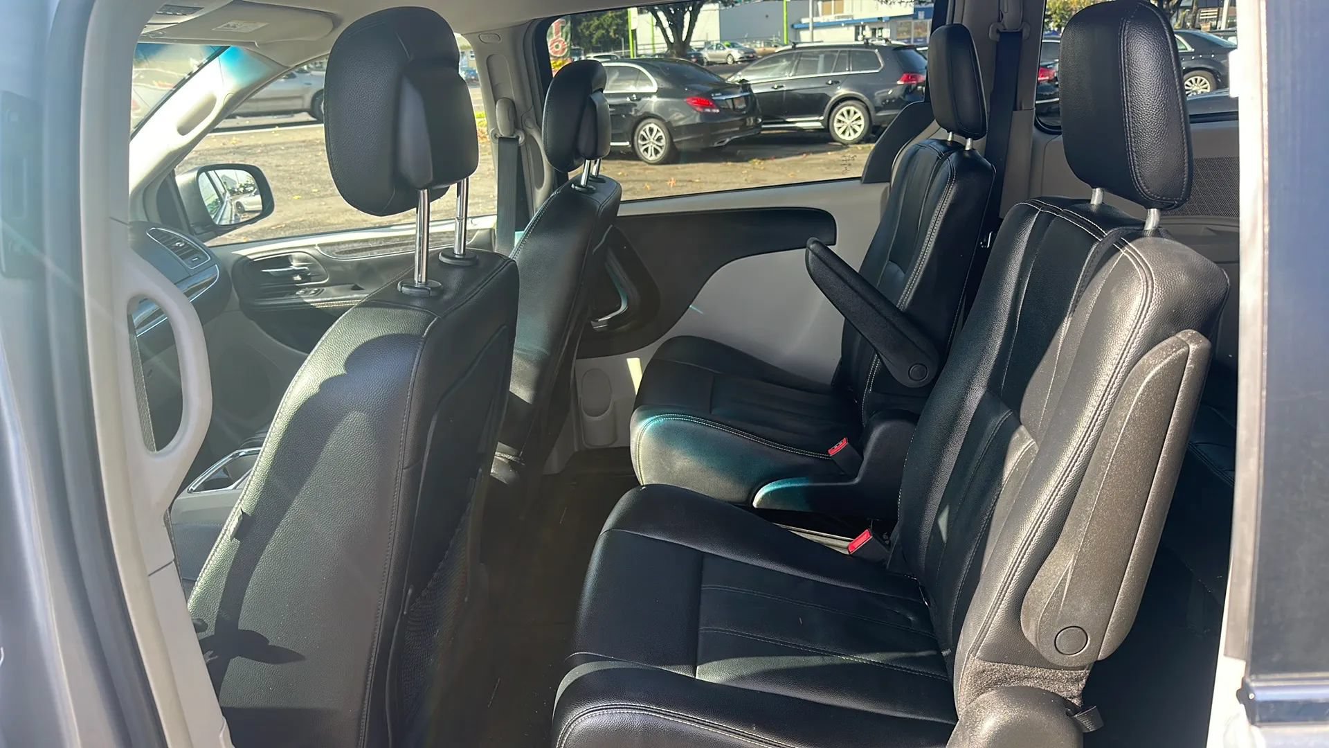 Used 2016 Chrysler Town & Country Touring FWD image 9