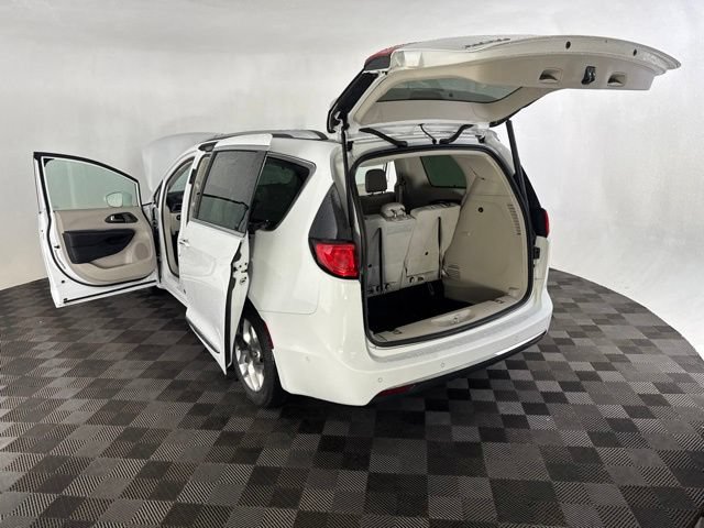 Used 2020 Chrysler Pacifica Touring-L Plus w/ Tire & Wheel Group FWD image 18