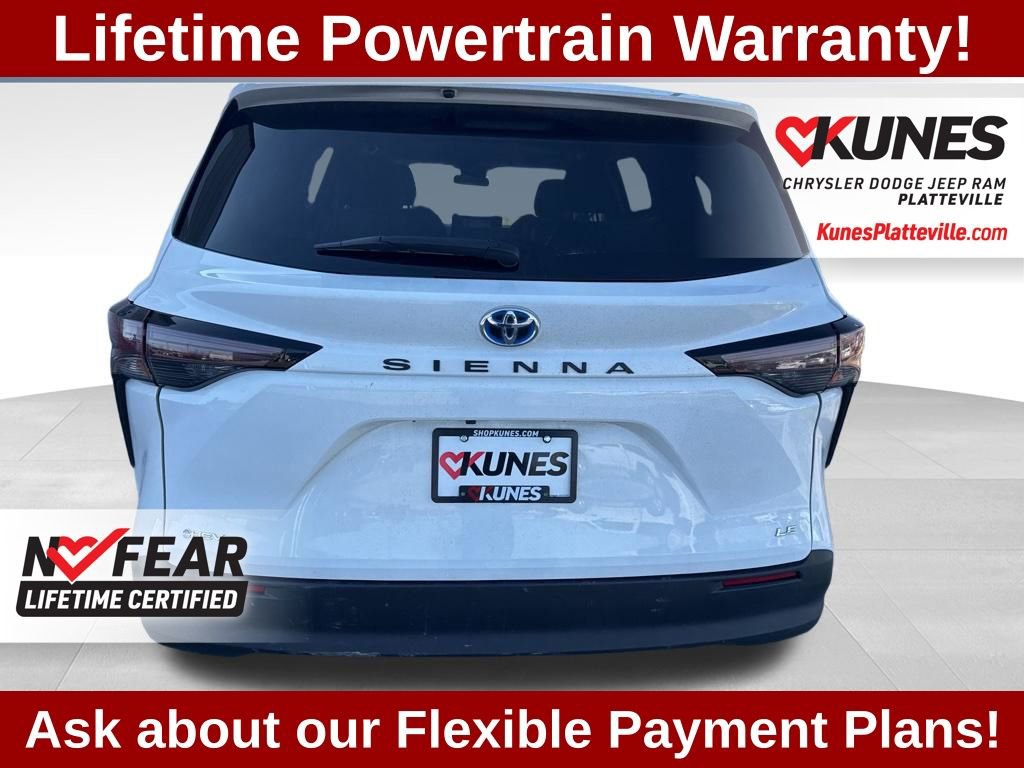 Used 2025 Toyota Sienna LE image 4