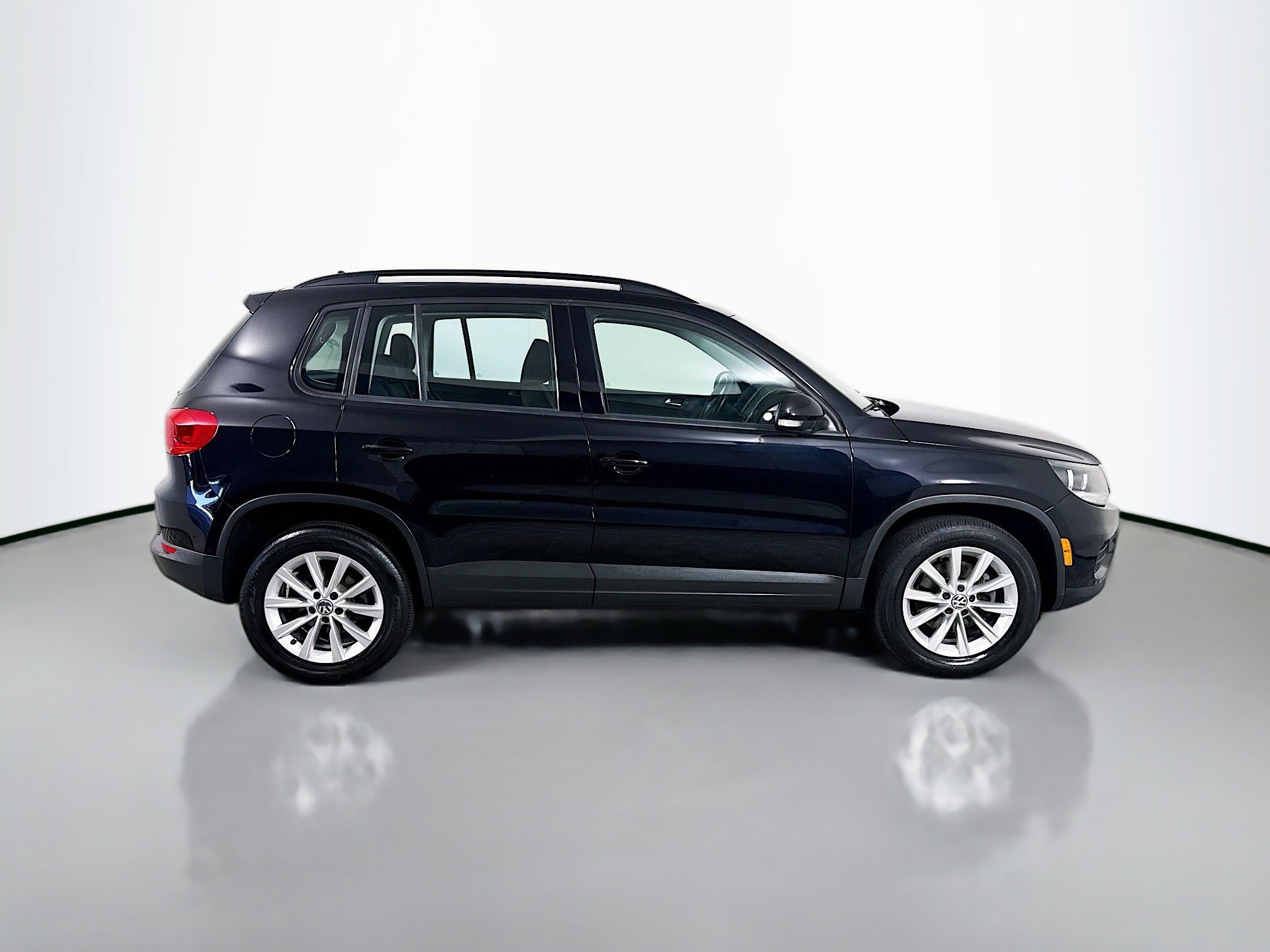Used 2017 Volkswagen Tiguan S image 11