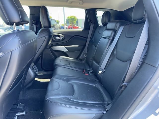 Used 2017 Jeep Cherokee Overland w/ Technology Group AWD/4WD image 5