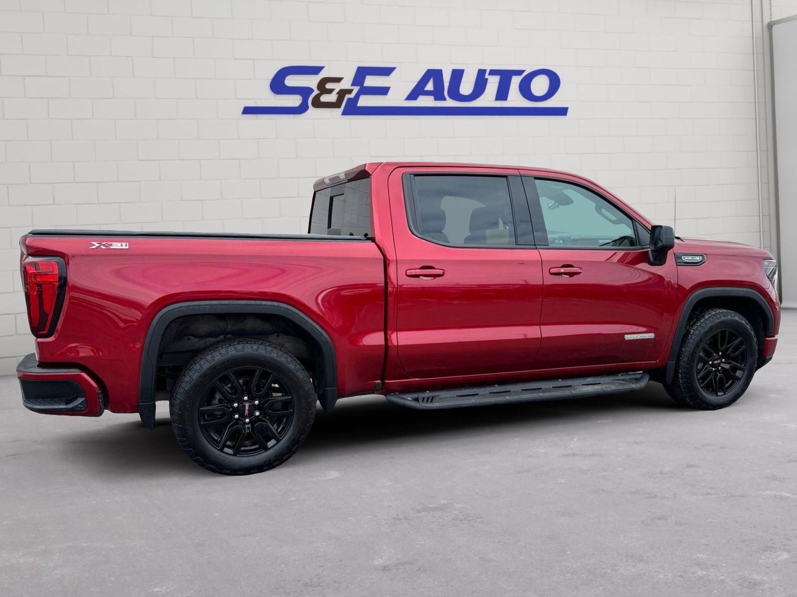 Used 2023 GMC Sierra 1500 Elevation w/ Preferred Package AWD/4WD image 4