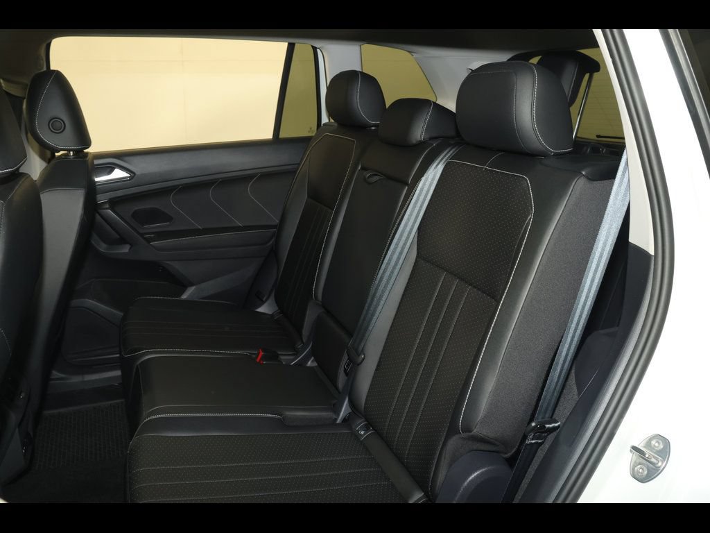 Used 2023 Volkswagen Tiguan SE w/ Panoramic Sunroof Package FWD image 29