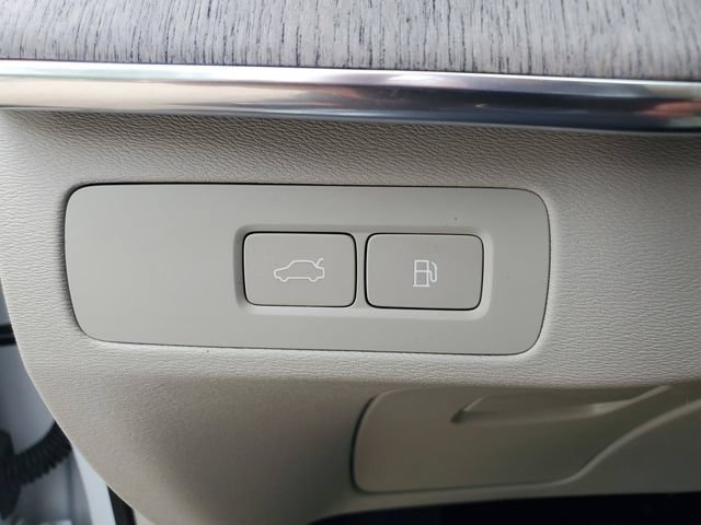 Certified 2024 Volvo XC90 T8 Ultimate w/ Protection Package Premier AWD/4WD image 18