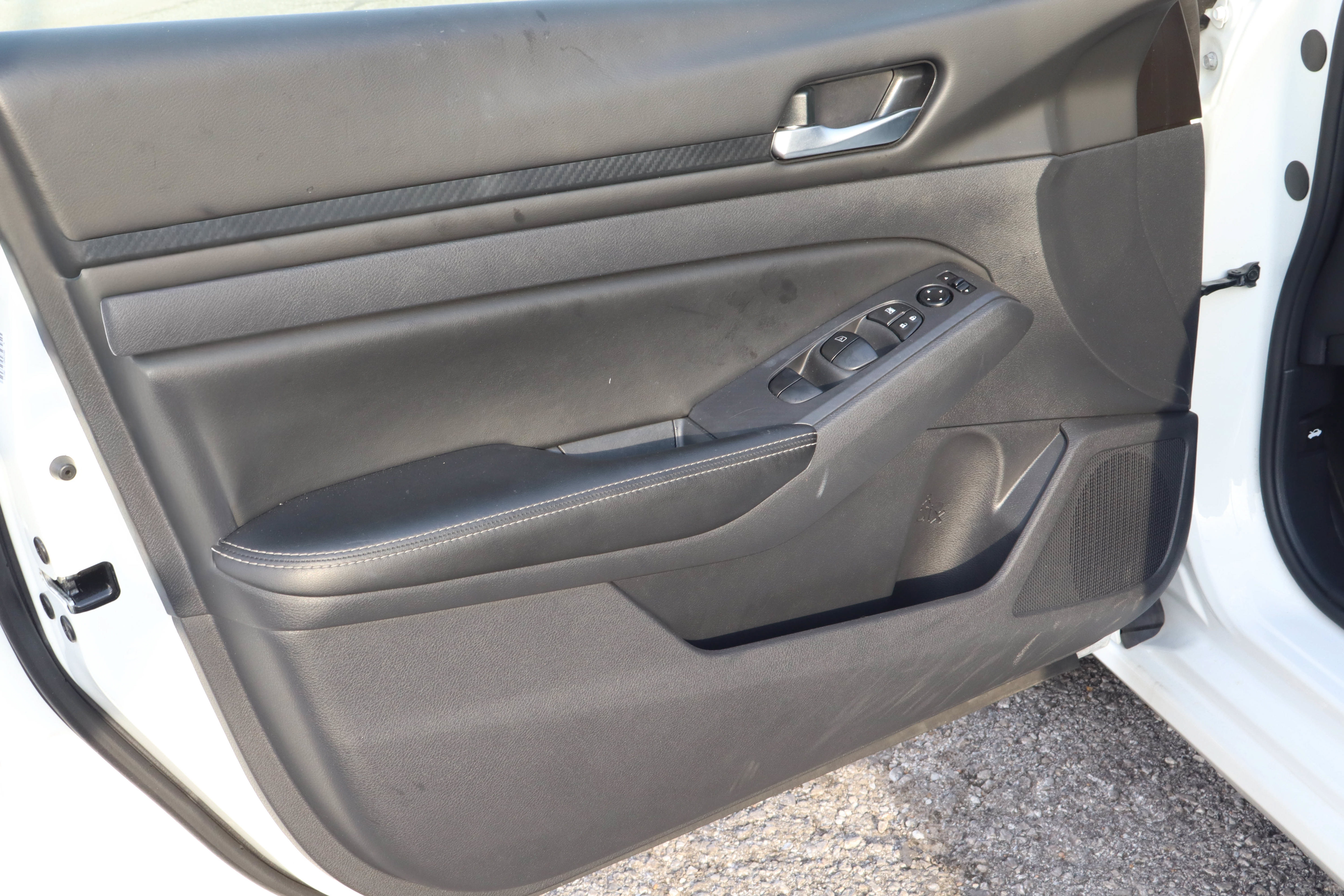 Used 2025 Nissan Altima 2.5 SV FWD image 13