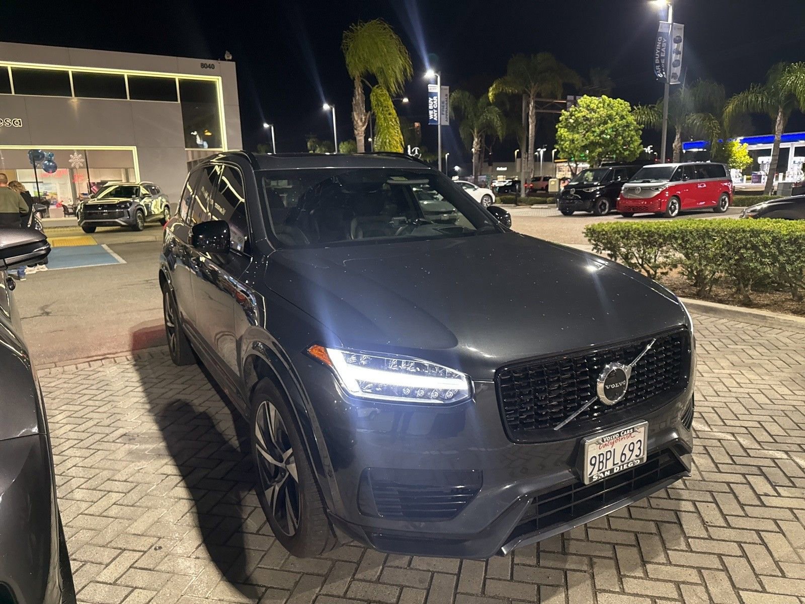 Used 2022 Volvo XC90 T8 R-Design w/ Advanced Package image 3