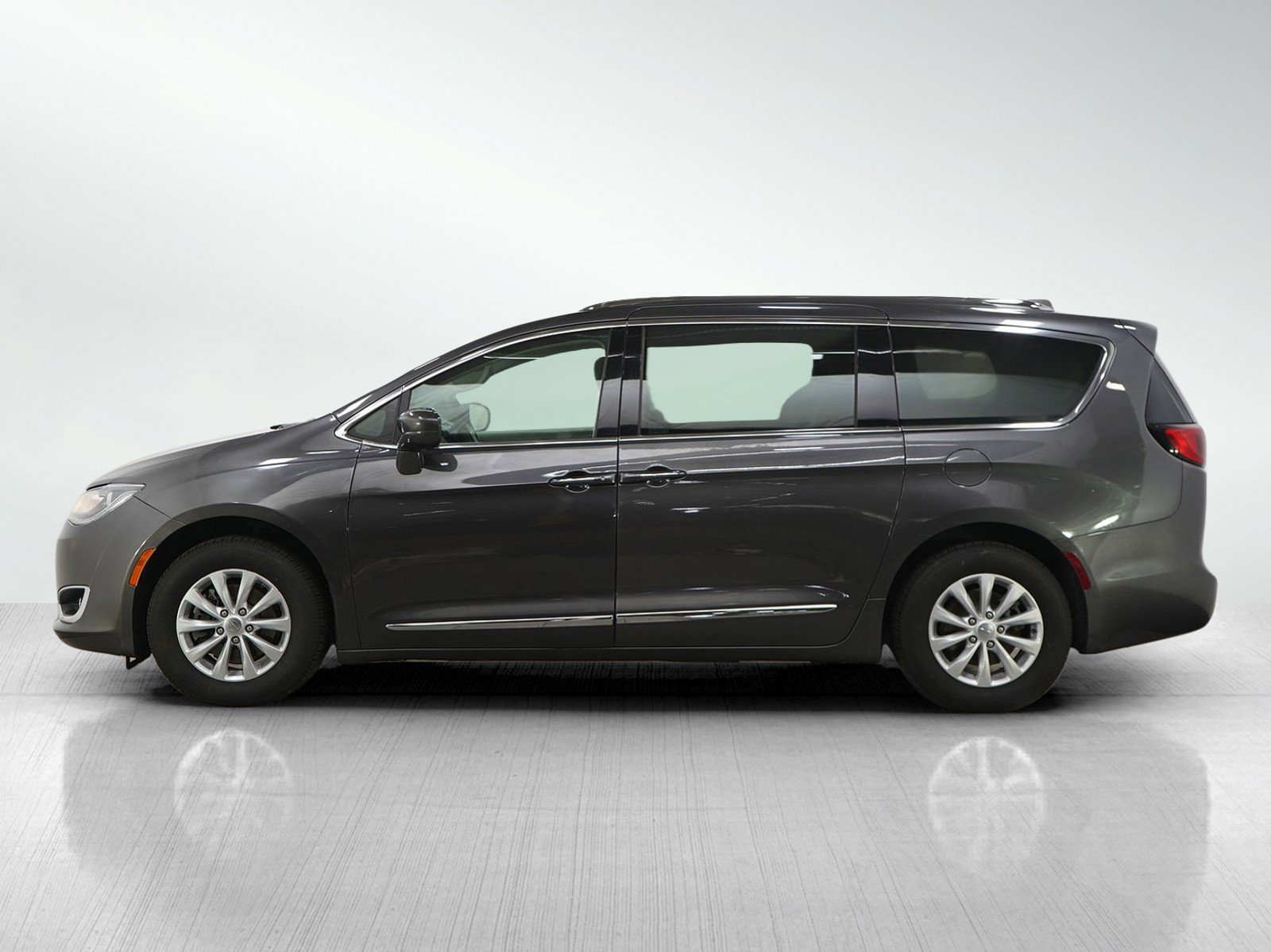 Used 2019 Chrysler Pacifica Touring-L image 2