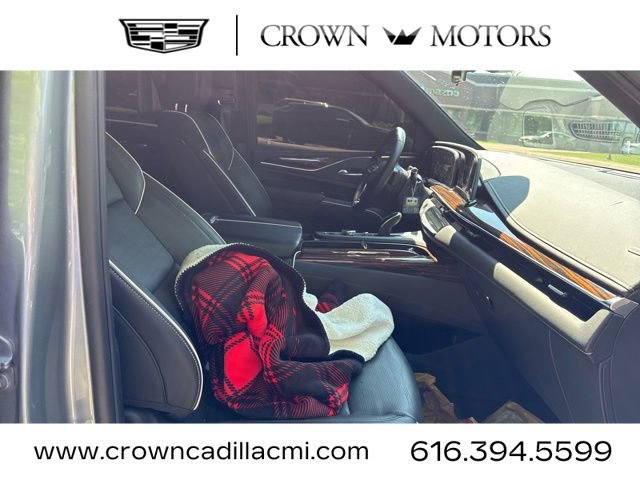 Used 2024 Cadillac Escalade Premium Luxury AWD/4WD image 10
