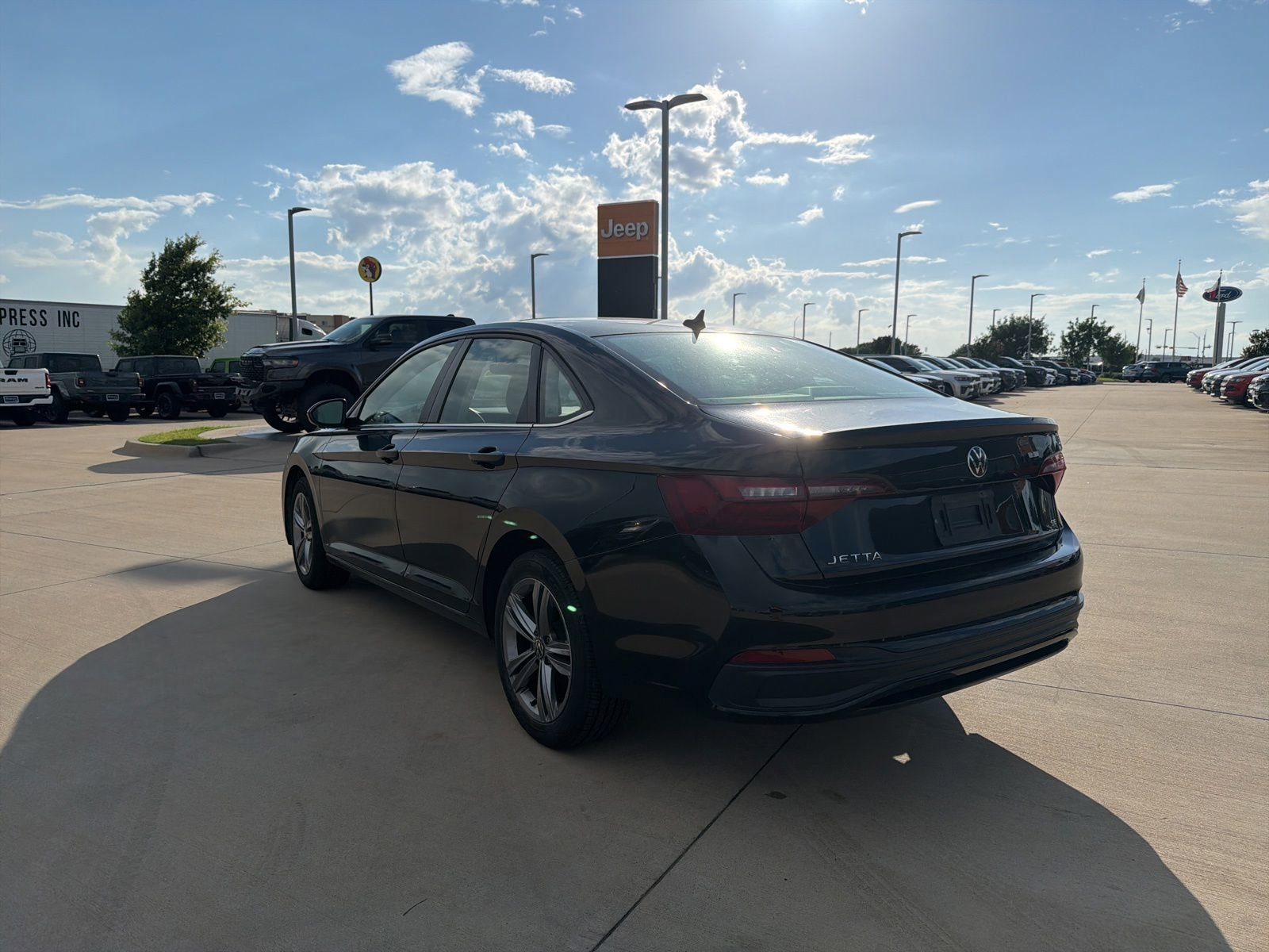 Used 2024 Volkswagen Jetta SE FWD image 3