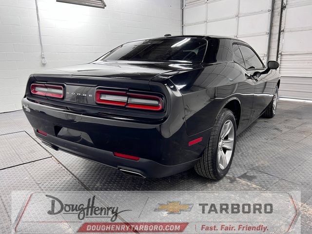 Used 2016 Dodge Challenger SXT RWD image 9