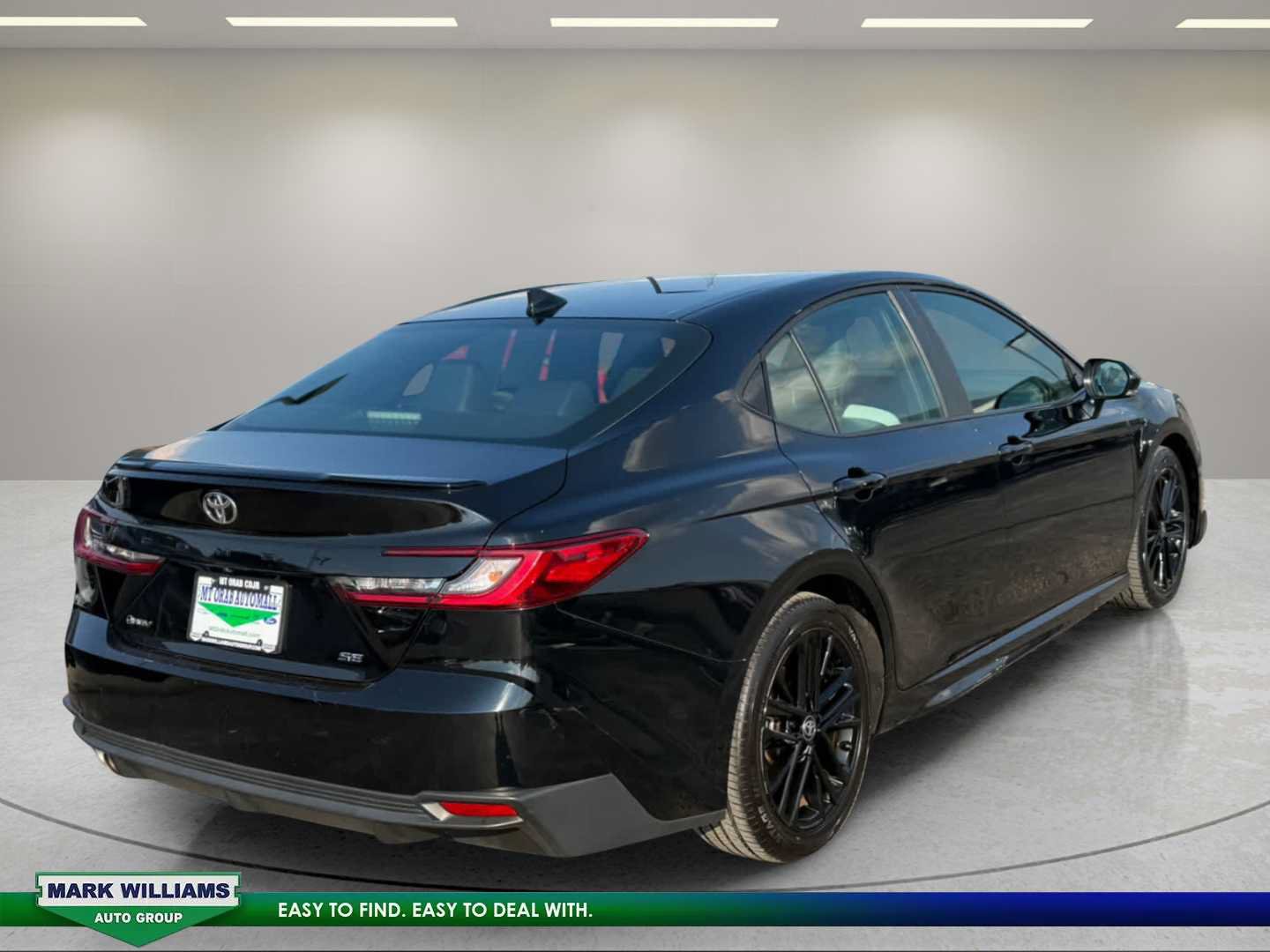 Used 2025 Toyota Camry SE FWD image 3