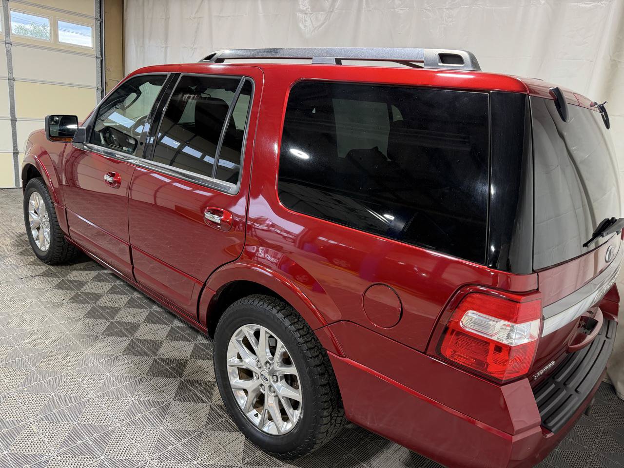 Used 2017 Ford Expedition Limited w/ Equipment Group 301A AWD/4WD image 4