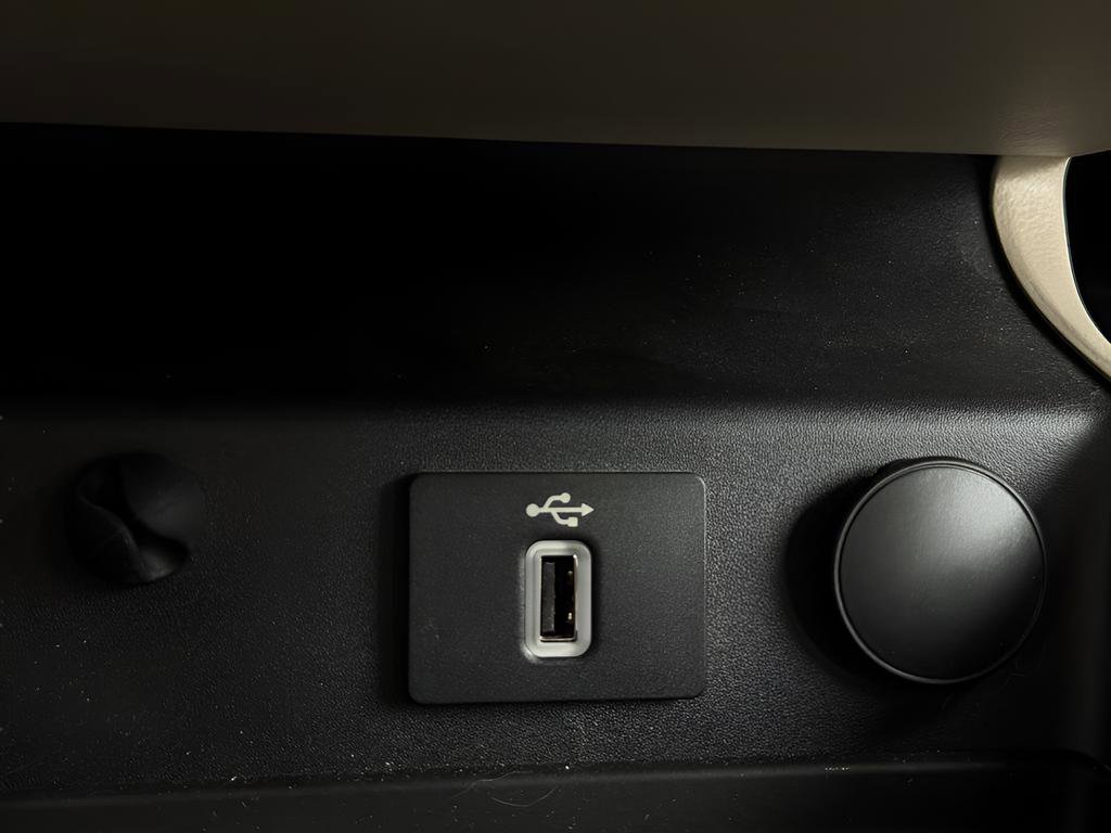 Used 2017 Ford Fusion SE w/ Fusion SE Technology Package image 33