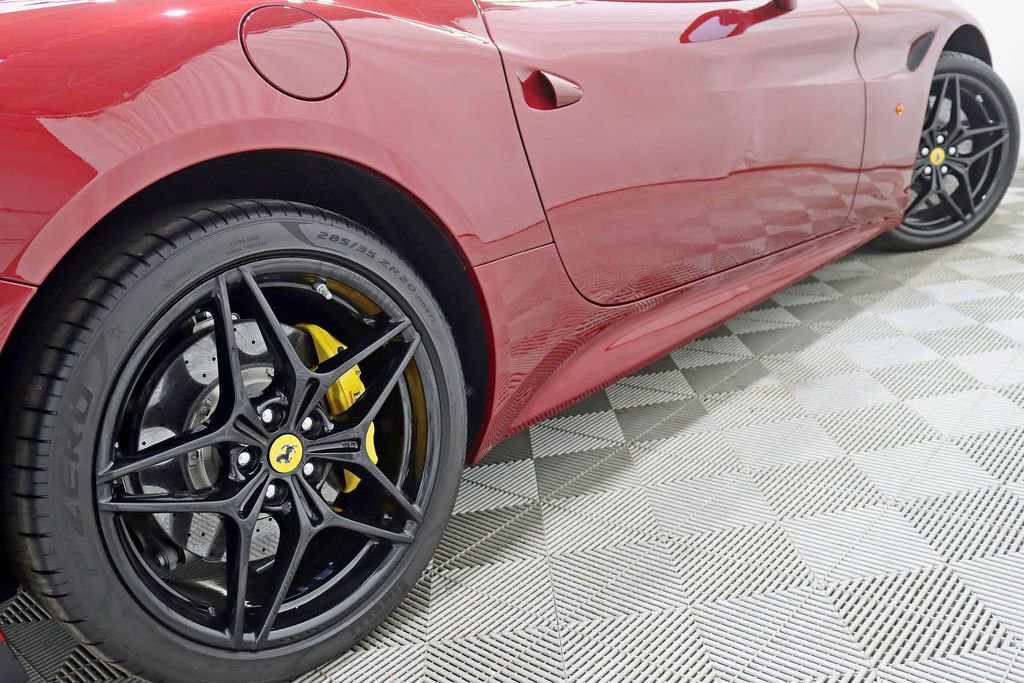 Used 2015 Ferrari California T RWD image 13