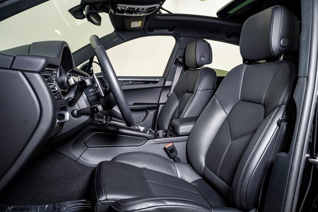 Certified 2025 Porsche Macan image 5