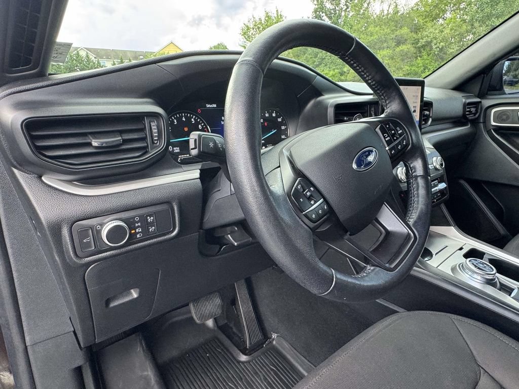 Used 2020 Ford Explorer XLT w/ Comfort Package AWD/4WD image 2