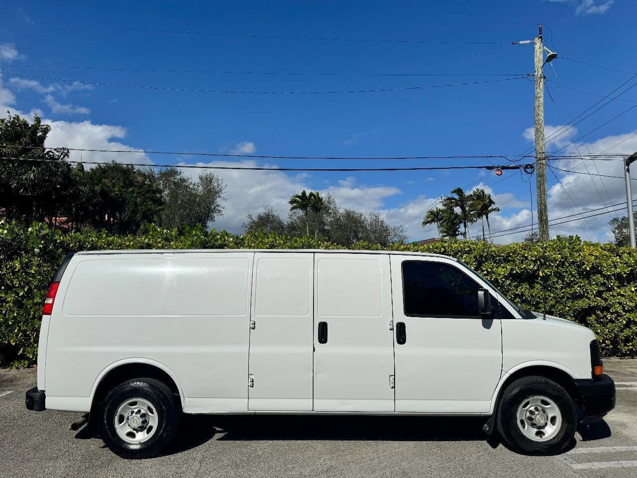 Used 2013 Chevrolet Express 2500 Extended image 2